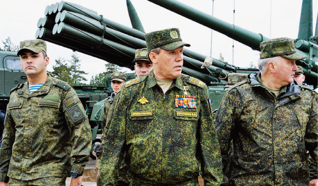 발레리 게라시모프 러시아군 총참모장(가운데)이 군대를 시찰하고 있다. [RT]