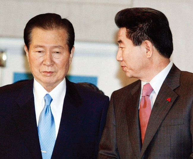 노무현 전 대통령(오른쪽)과 김대중 전 대통령이 2003년 12월 15일 서울 강남구 인터컨티넨탈호텔에서 열린 동아시아포럼 창립총회에 입장하고 있다. [동아DB]