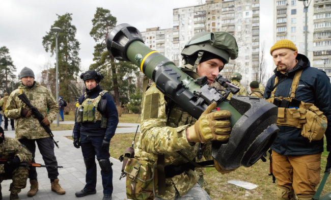 수도 키이우 방어에 나선 우크라이나 군인들. [AP=뉴시스]