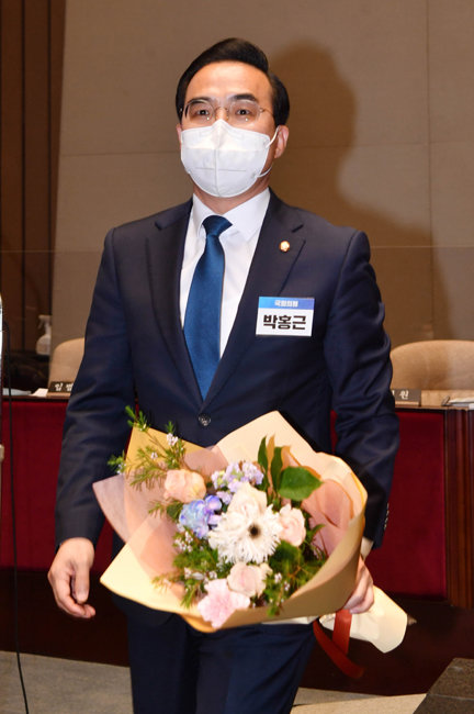  5월 10일부터 거야(巨野)로 탈바꿈하는 더불어민주당의 새 원내대표에 3선 박홍근 의원이 선출됐다. [동아DB]