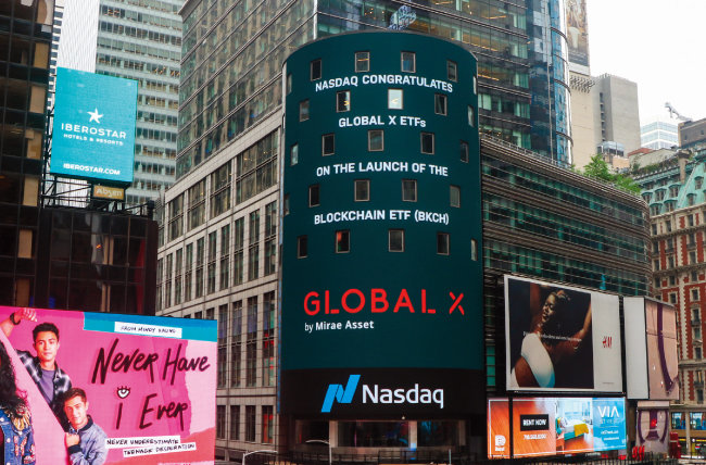 미국 뉴욕시 타임스스퀘어 나스닥 마켓사이트에 표시된 Global X ETF 신규 상장 축하 메시지. [사진 제공 · 미래에셋]