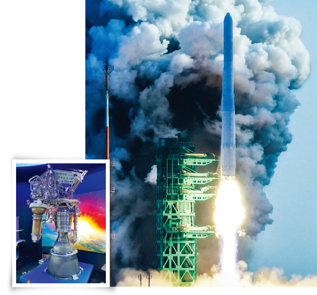 지난해 10월 21일 전남 고흥군 나로우주센터 제2발사대에서 발사된 한국형 발사체 누리호가 우주를 향해 날아가고 있다(오른쪽).
한화에어로스페이스가 제작한 누리호 75t 액체로켓 엔진. [사진 제공 · 한화그룹]