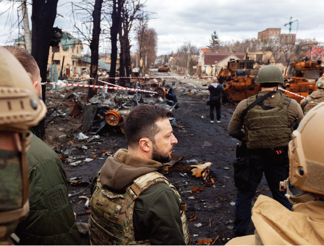 볼로디미르 젤렌스키 우크라이나 대통령(가운데)이 민간인들이 학살된 부차 지역을 돌아보고 있다. [우크라이나 대통령실]