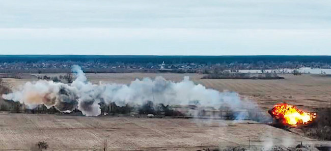 스팅어 미사일로 추정되는 우크라이나군 대공 무기에 격추된 러시아군 헬기. [사진 제공 · 우크라이나 국방부]