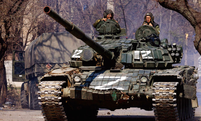 러시아군 탱크가 우크라이나 동부지역으로 이동하고 있다. [Tass]