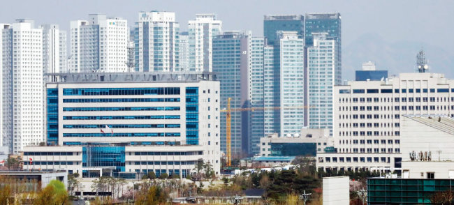 대통령 집무실이 이전될 서울 용산구 국방부 청사(오른쪽)와 합동참모본부 건물. [뉴스1]