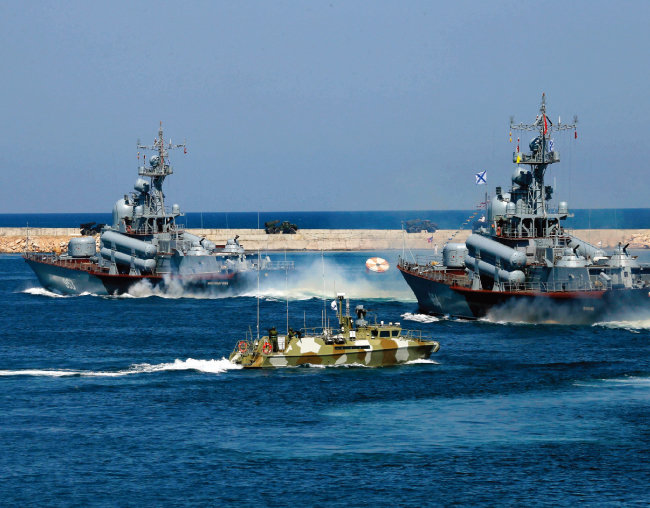 크림반도 인근 해상에서 훈련 중인 러시아 해군 함정들. [뉴시스]