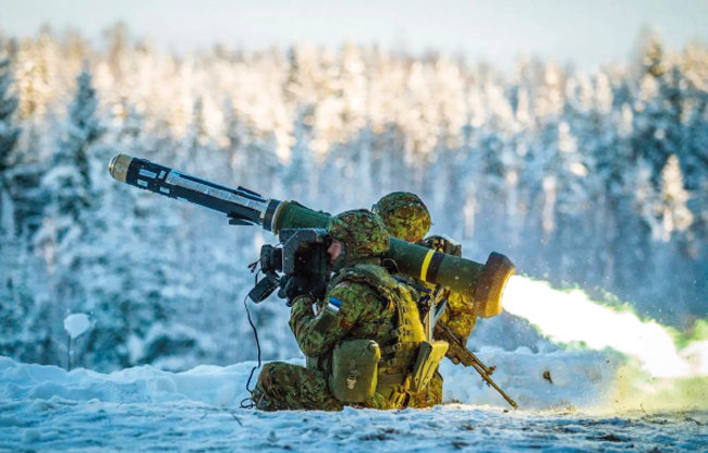 에스토니아 병사들이 미국산 대전차 미사일 재블린을 시험발사하고 있다. [에스토니아 국방부]