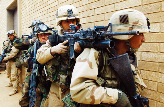 이라크전쟁 당시 시가전을 벌이고 있는 미군. [GETTYIMAGES]