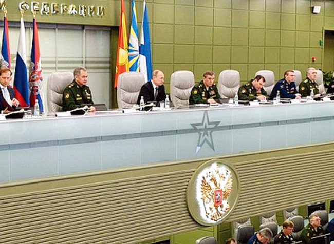 블라디미르 푸틴 대통령(왼쪽에서 세 번째)을 비롯한 러시아군 수뇌부가 미사일 발사를 지휘하고 있다. [크렘린궁]