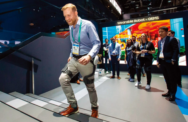 ‘CES 2020’에서 한 관람객이 삼성전자 웨어러블 보행 보조 로봇 ‘GEMS Hip’을 체험하고 있다. [사진 제공 · 삼성전자]