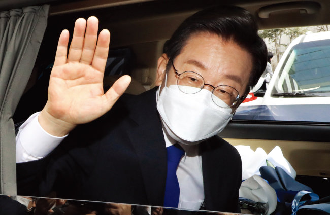 3월 10일 더불어민주당 이재명 대선 후보가 서울 여의도 중앙당사에서 열린 선대위 해단식에 참석한 뒤 당사를 떠나고 있다.[동아DB]