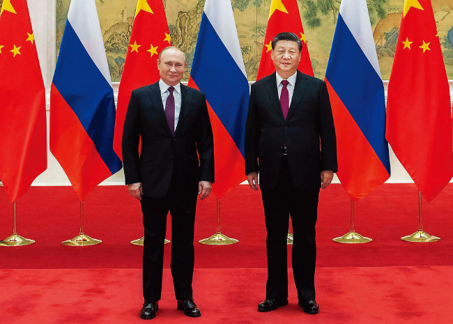 블라디미르 푸틴 러시아 대통령(왼쪽)과 시진핑 중국 국가주석이 2월 4일 정상회담에 앞서 사진 촬영을 하고 있다. [뉴시스]