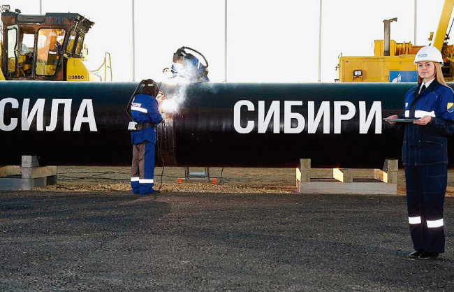 중국과 러시아 기술자들이 ‘시베리아 힘’ 가스관을 연결하고 있다. [가스프롬]