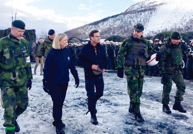 마그달레나 안데르손 스웨덴 총리(왼쪽에서 두 번째)가 나토군의 ‘콜드 리스펀스’ 훈련을 시찰하고 있다.[노르웨이 국방부]