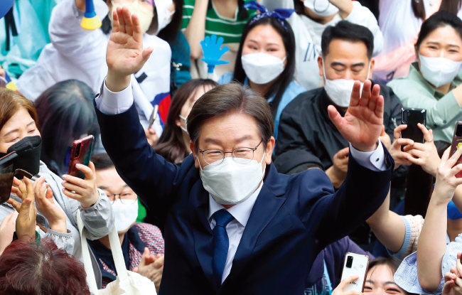 5월 8일 당시 더불어민주당 이재명 상임고문이 인천 계양산 야외공연장에서 출마 선언 기자회견에 앞서 지지자들에게인 사하고 있다. [뉴스1]