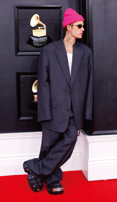 4월 4일 미국 그래미 어워드에서 팝스타 저스틴 비버는 발렌시아가와 컬래버레이션한 크록스를 오버핏 슈트에 매치하고 등장했다. [GettyImages]