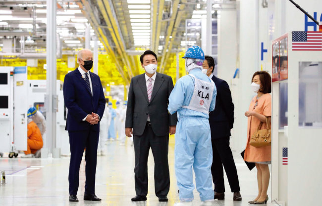 조 바이든 미국 대통령(왼쪽)과 윤석열 대통령(가운데)이 5월 20일 경기 평택시 삼성전자 반도체 공장을 시찰하고 있다. [뉴시스]