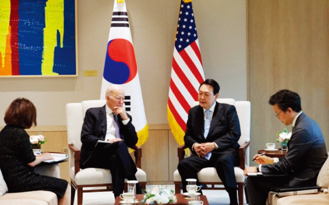 윤석열 대통령(오른쪽에서 두 번째)과 조 바이든 미국 대통령이 5월 21일 용산 대통령실에서 환담하고 있다. [대통령실]