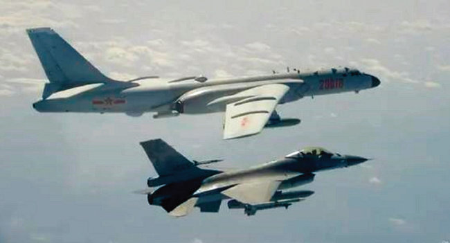 대만 F-16 전투기(아래)가 방공식별구역에 진입한 중국 H-6K 폭격기에 경고하고 있다. [MND]