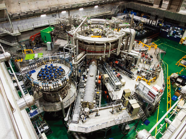 한국이 독자 개발에 성공한 핵융합 연구로 ‘KSTAR’. [사진 제공 · 한국핵융합에너지연구원]