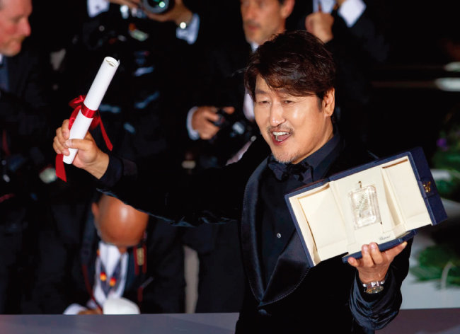 제75회 칸 영화제에서 한국 남자 배우 최초로 남우주연상을 수상한 송강호. [제75회 칸 영화제에서 한국 남자 배우 최초로 남우주연상을 수상한 송강호. [뉴스1]
