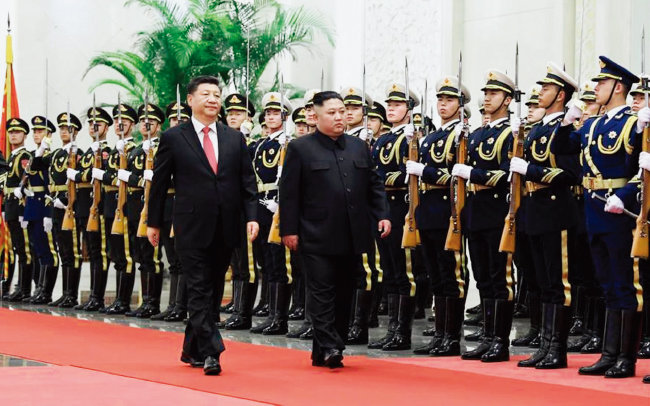 시진핑 중국 국가주석(왼쪽)과 김정은 북한 국무위원장이 2019년 1월 중국군 의장대를 사열하고 있다. [China Daily]