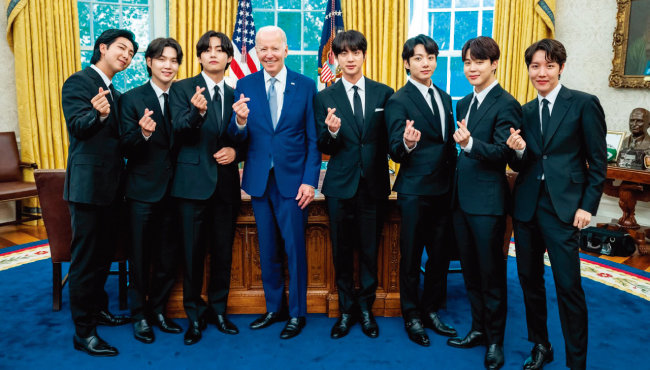 방탄소년단이 미국 백악관에서 조 바이든 미국 대통령(왼쪽에서 네 번째)과 함께 손가락 하트 포즈를 취하고 있다. [방탄소년단 공식 트위터]