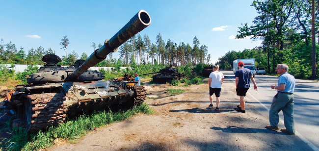 6월 12일 키이우 외곽 보로댠카에 방치된 러시아군 탱크. 우크라이나 정부는 러시아군이 버리고 간 장비를 자국 항전의 상징물로 남겨뒀다.