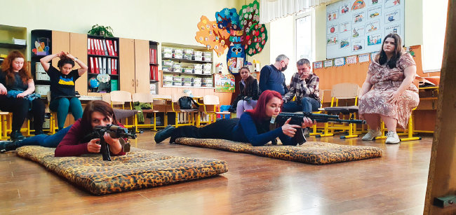 3월 30일 체르니우치의 한 학교 교실에서 우크라이나 여성들이 사격 훈련을 받고 있다.