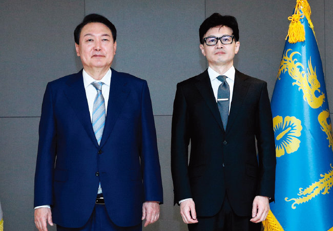 5월 26일 윤석열 대통령(왼쪽)으로부터 국무위원 임명장을 받은 한동훈 법무부 장관. [동아DB]