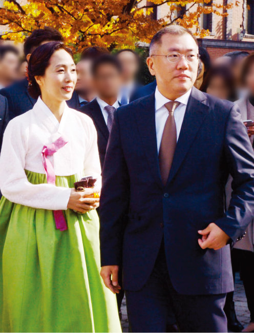 2016년 서울 명동성당에서 열린 조카 선아영 씨의 결혼식에 참석하려고 이동 중인 정의선  현대자동차그룹 회장(오른쪽)과 아내 정지선 씨. [뉴시스]