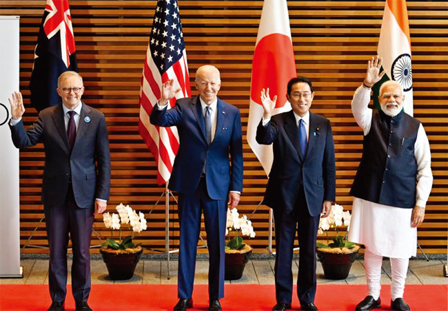 앤서니 앨버니지 호주 총리(맨 왼쪽)가 5월 24일 일본 도쿄 총리 관저에서 열린 쿼드 정상회의에서 쿼드 정상들과 기념 촬영을 하고 있다. [앤서니 앨버니지 트위터]