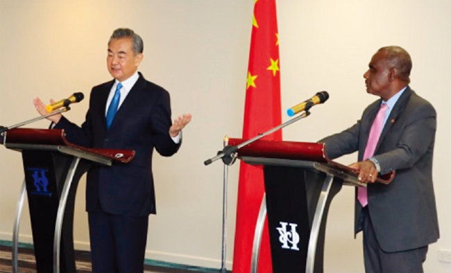 왕이 중국 외교부장(왼쪽)이 5월 26일 제레미아 마넬레 솔로몬제도 외교장관과 공동기자회견을 하고 있다. [중국 외교부]
