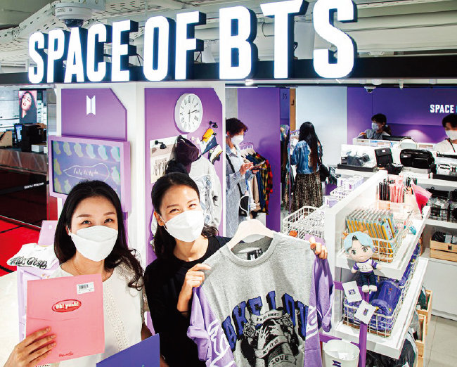 신라면세점은 면세점 최초로 방탄소년단 공식 상품 스토어를 서울점에 오픈했다. [사진 제공 · 신라면세점]