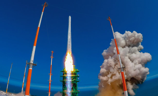 누리호 발사 성공으로 한국은 세계 7번째로 1500㎏급 실용위성을 지구 저궤도(600~800㎞)에 수송할 수 있는 능력을 확보하게 됐다. [뉴스1]