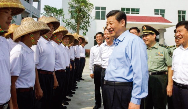 시진핑 중국 국가주석(가운데)이 2013년 4월 하이난성 해상민병 부대를 방문했다. [중국 정부]