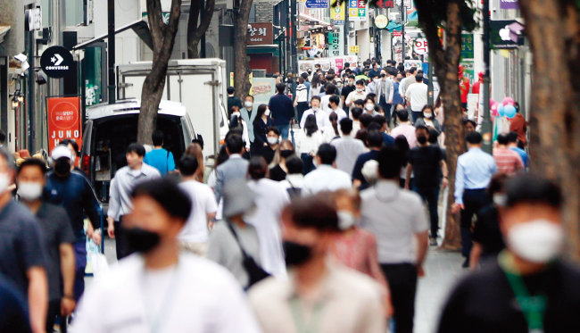 물가가 치솟으면서 직장인 밥값 지출도 크게 늘었다. 6월 9일 오후 서울 중구 명동 거리에서 직장인들이 점심식사를 위해 이동하고 있다. [뉴시스]
