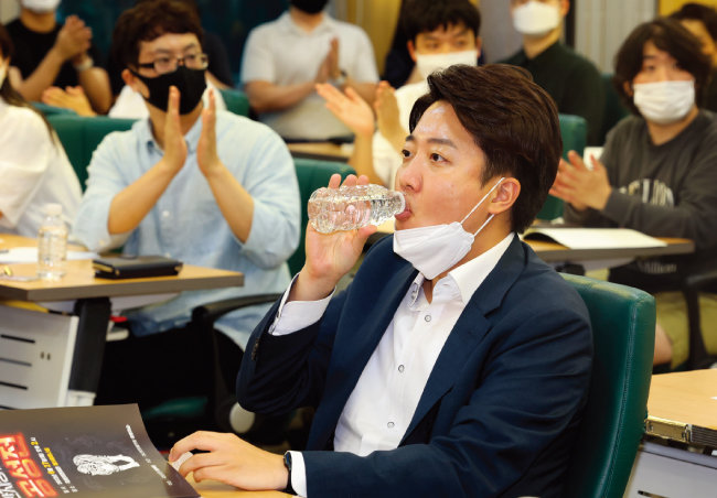 국민의힘 이준석 대표가 6월 28일 서울 여의도 국회 의원회관에서  열린 한 세미나에 참석해 물을 마시고 있다.