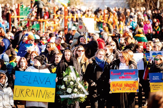 리투아니아 여성들이 우크라이나를 침공한 러시아를 비난하며 시위를 벌이고 있다. [LRT]