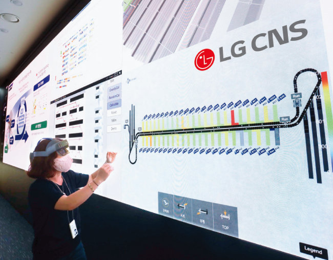  LG CNS 직원이 이노베이션 스튜디오에서 메타버스를 체험하고 있다. [사진 제공 · LG그룹]