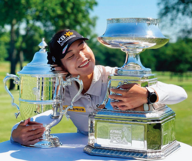 KPMG 위민스 PGA 챔피언십 우승 트로피(오른쪽)와 US여자오픈 트로피를 껴안고 기뻐하는 전인지. [전인지 인스타그램]