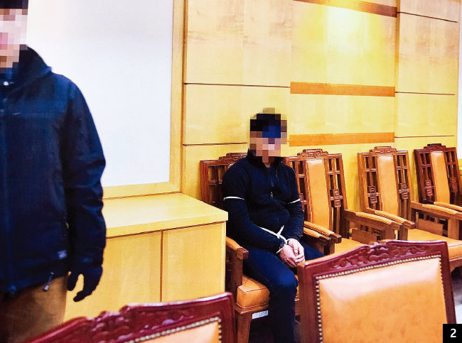 2019년 11월 7일 포승줄에 묶이고 안대를 한 탈북 어민들이 북한에 인계되기 전 판문점 남측 대기실에 앉아 있다. [사진 제공 · 통일부]