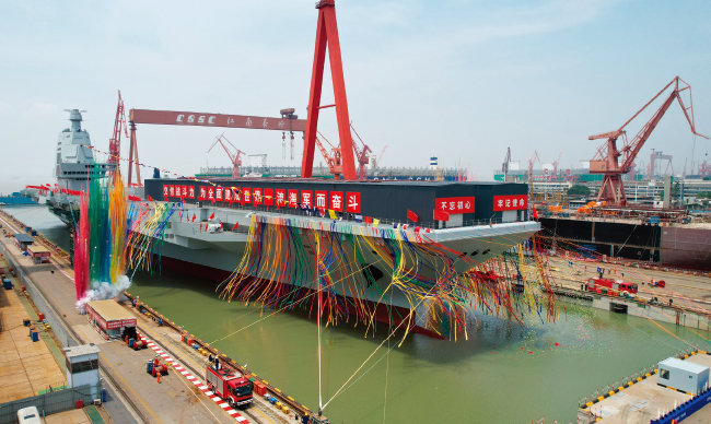 6월 17일(현지 시간) 중국 상하이
장난조선소에서 중국 해군 항공모함 ‘푸젠(福建)’ 진수식이 열렸다. [뉴시스]