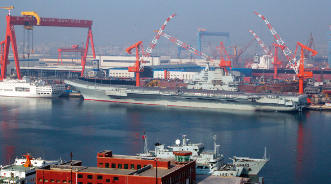 2011년 12월 중국 해군 항공모함
‘랴오닝’(遼寧·당시 명칭 바랴그)이 시험 항해를 마치고 랴오닝성 다롄항에 정박해 있다. [동아DB]