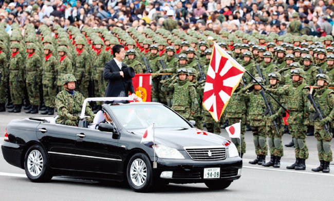 아베 신조 전 일본 총리가 재임 시절 자위대를 사열하는 모습. [일본 총리실]