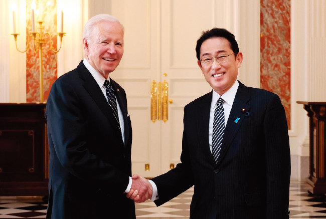 기시다 후미오 일본 총리(오른쪽)와 조 바이든 미국 대통령이 5월 정상회담에 앞서 악수하고 있다. [일본 총리실]