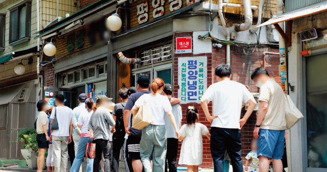 서울 시내 한 평양냉면 전문점 앞에 시민들이 줄을 서 있다. [뉴스1]