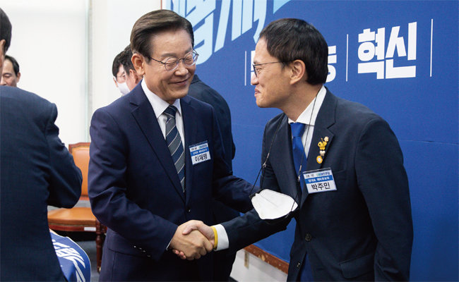 더불어민주당 이재명 의원(왼쪽)과 박주민 의원이 7월 19일 서울 여의도 국회에서 열린 당대표 후보자 포토 행사를 마친 후 인사하고 있다. [뉴스1]
