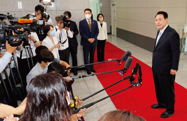 윤석열 대통령(오른쪽)이 7월 4일 용산 대통령실 청사에서 출근길
도어스테핑을 하고 있다. [뉴스1]